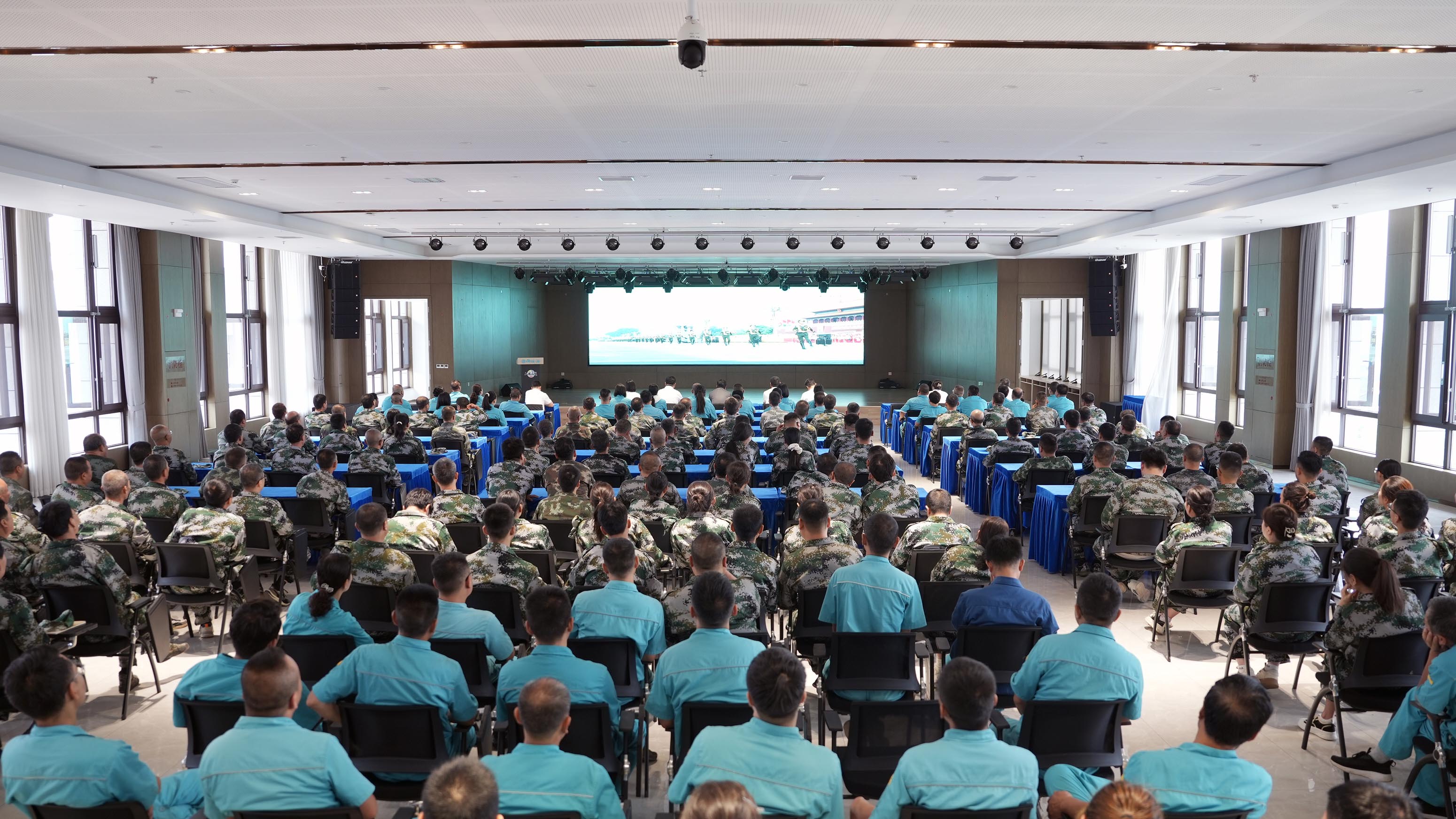 柳林酒业组织全体员工观看抗战胜利80周年阅兵仪式